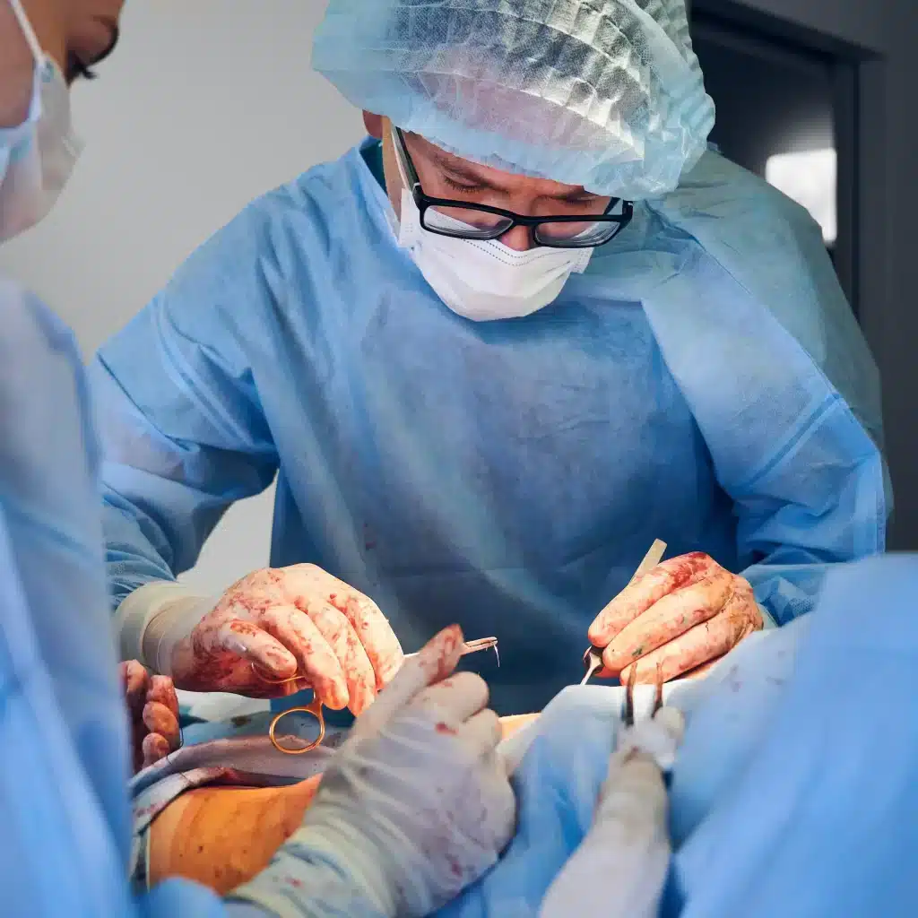 cirugia-del-aparato-urinario-merida Médico cirujano y asistente realizando operación urológica especializada en clínica de Mérida.