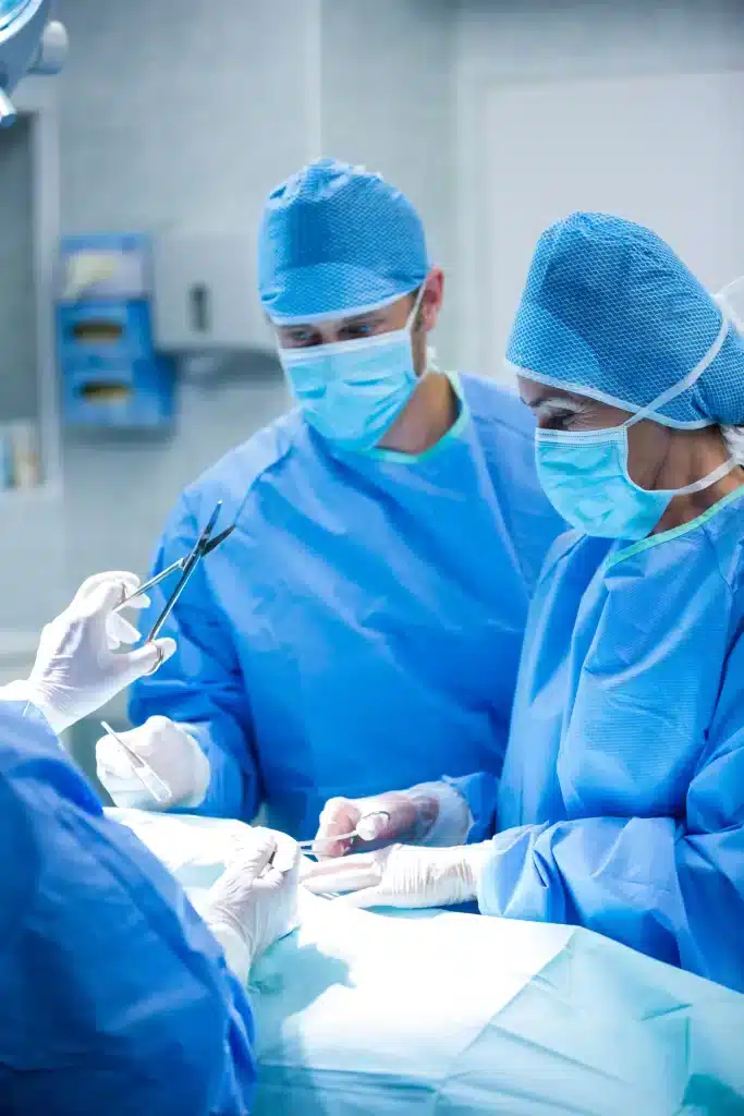 cirujanos-urologia-merida-en-operacion Procedimiento quirúrgico urológico llevado a cabo por profesionales médicos en clínica de Mérida.