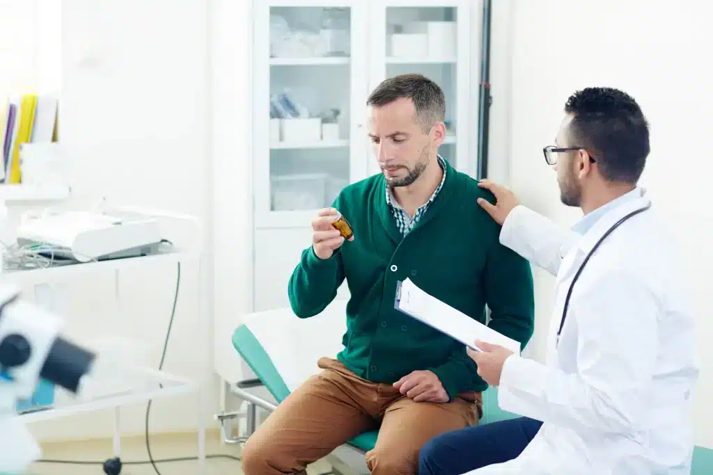 cita-de-urologia-en-merida-con-orientacion-post-consulta Paciente recibiendo indicaciones sobre su tratamiento luego de una cita de urología en Mérida, acompañado por el médico con empatía.