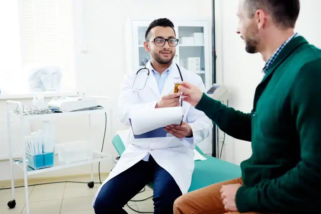 consulta-urologa-economica-merida-con-entrega-de-medicamento Médico entregando medicamento a su paciente durante una consulta urológica económica en Mérida, enfocada en salud y accesibilidad.
