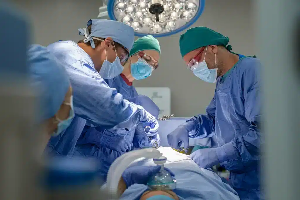 equipo-cirugia-urologica-merida-yucatan Cirujanos especializados realizando operación urológica con equipo profesional en hospital de Mérida, Yucatán.
