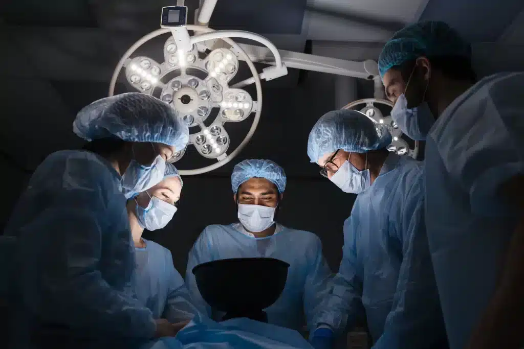 equipo-de-cirugia-urologica-en-merida Equipo médico especializado en cirugía urológica trabajando en quirófano de Mérida.