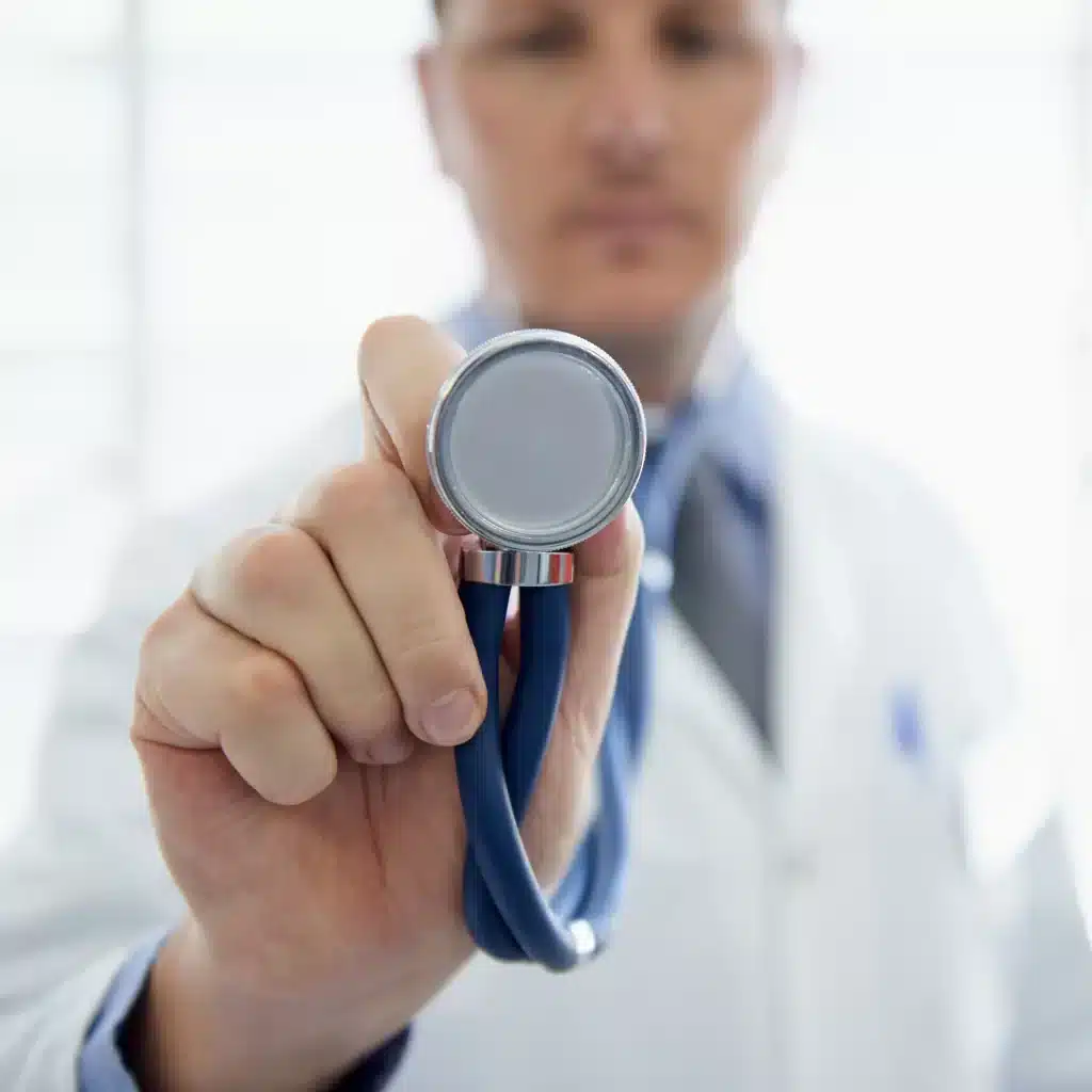 estudios-urologicos-en-merida-con-revision-medica-profesional Médico sosteniendo estetoscopio, preparado para estudios urológicos en Mérida.