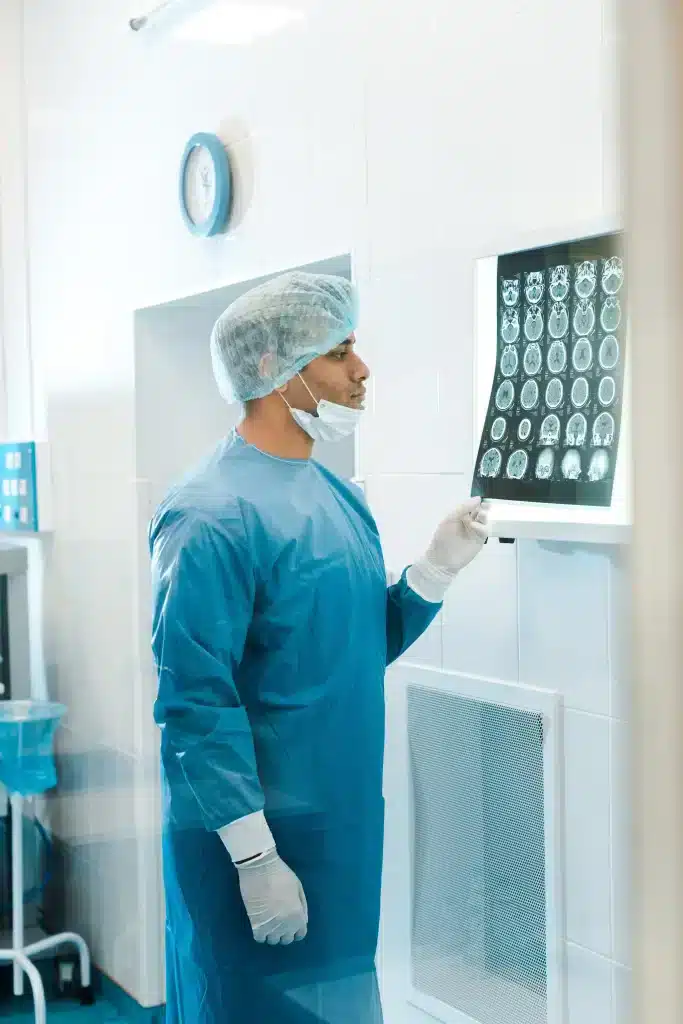 estudios-urologicos-merida-yucatan-con-evaluacion-especializada Doctor con uniforme médico observando estudios clínicos en Mérida relacionados con urología.