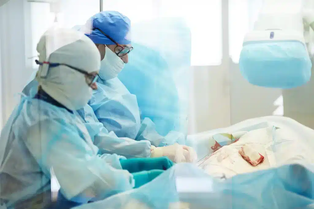 procedimiento-urologico-merida-hospital-quirurgico Cirujanos realizando operación urológica programada en clínica especializada de Mérida.